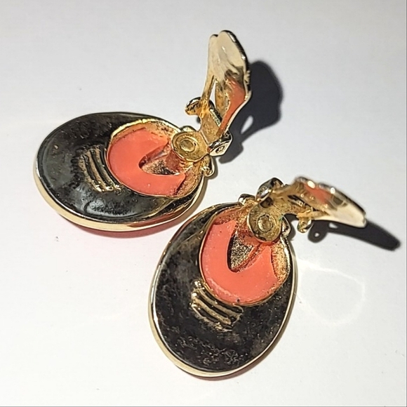 CROWN TRIFARI FAUX CORAL CLIP EARRINGS - Picture 4 of 8